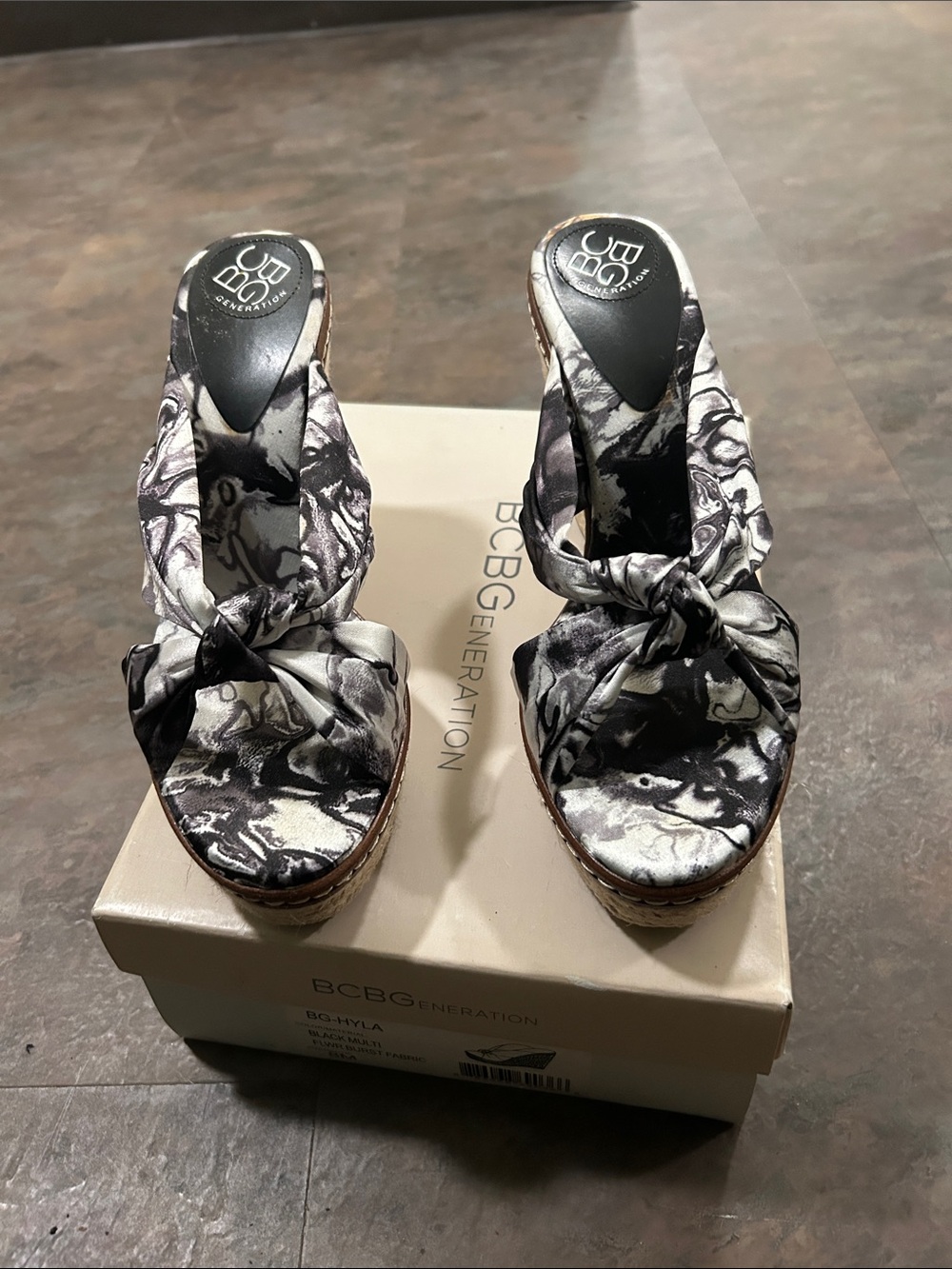 BCBGeneration Black & White Marbled Knot Wedge Slide Sandals size 8 EXCELLENT